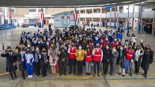 A crowd of people celebrating the Bicentennial Schools programme in Peru